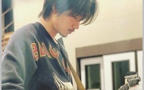 【動画】綾野剛のギター姿がカッコいい！ギターの腕前や評判を調査！