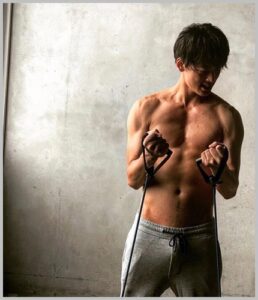 竹内涼真の筋肉・肉体改造が凄い！筋肉ない残念な体だった？筋トレ方法は？ | NAGG BLOG
